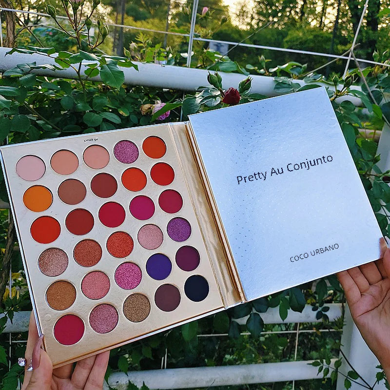 Paleta de sombras tripla com 86 cores, incluindo acabamentos cintilantes e matte.