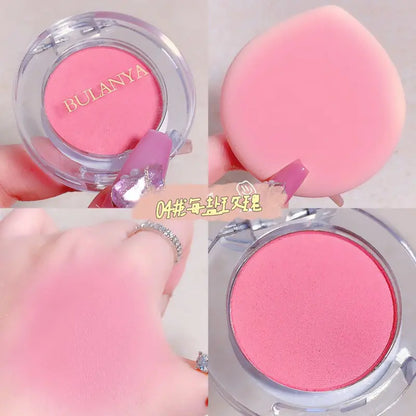 Blush cremoso iluminador monocromático em tons de pêssego.
