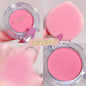 Blush cremoso iluminador monocromático em tons de pêssego.