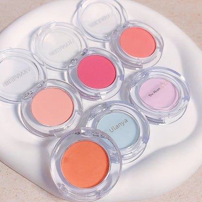 Blush cremoso iluminador monocromático em tons de pêssego.