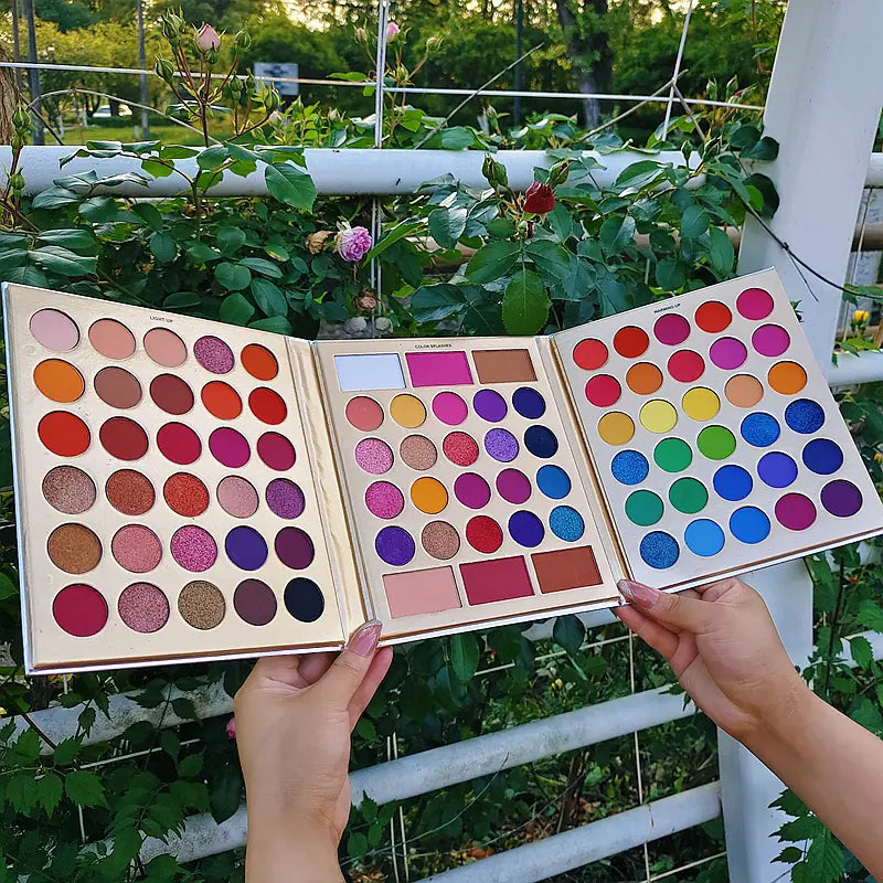 Paleta de sombras tripla com 86 cores, incluindo acabamentos cintilantes e matte.