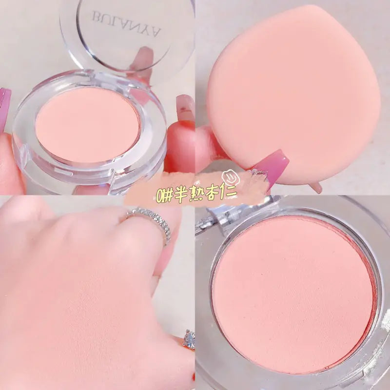 Blush cremoso iluminador monocromático em tons de pêssego.