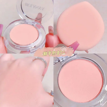 Blush cremoso iluminador monocromático em tons de pêssego.