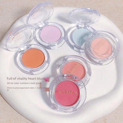 Blush cremoso iluminador monocromático em tons de pêssego.