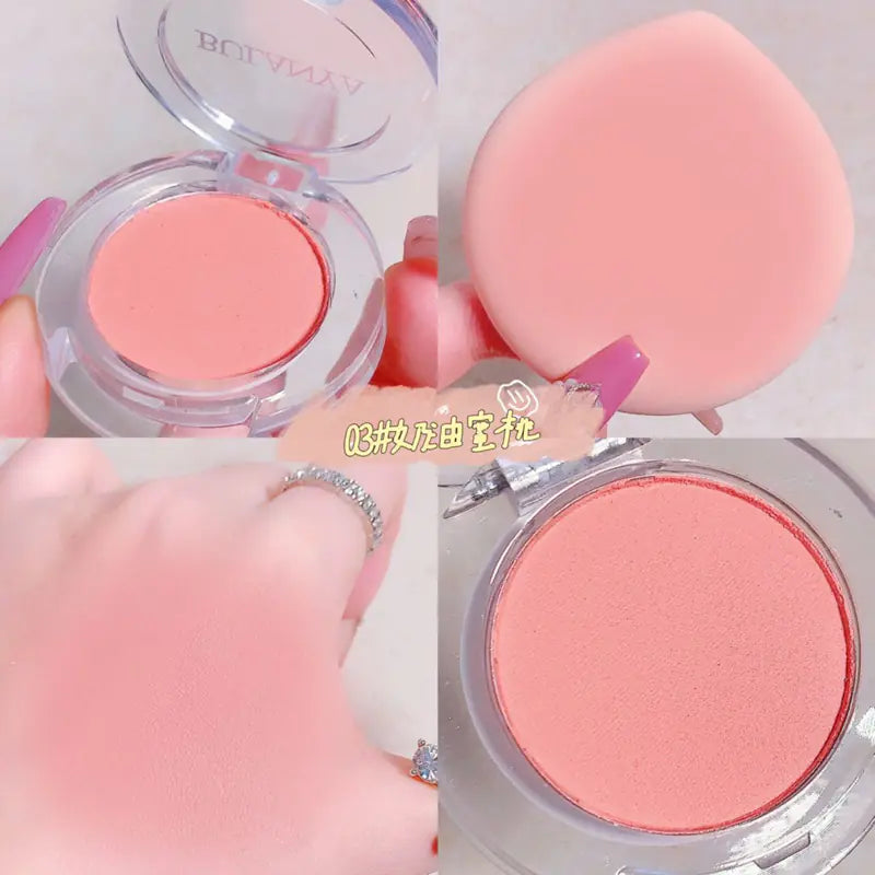 Blush cremoso iluminador monocromático em tons de pêssego.