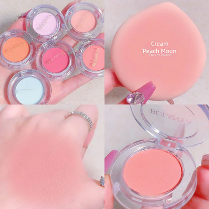 Blush cremoso iluminador monocromático em tons de pêssego.