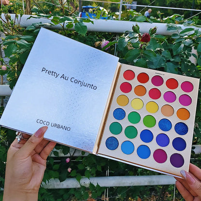 Paleta de sombras tripla com 86 cores, incluindo acabamentos cintilantes e matte.